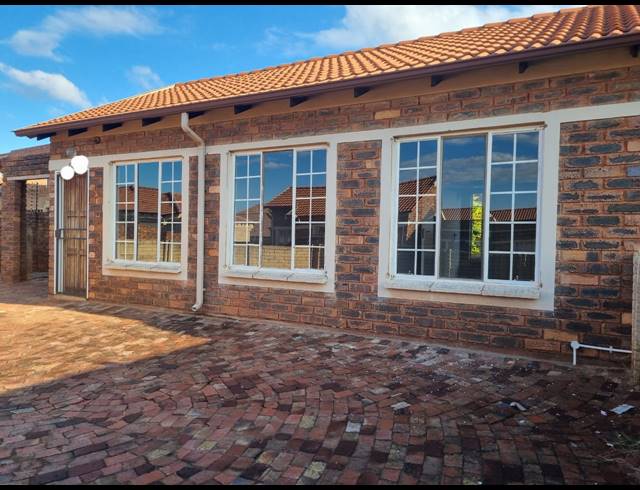 3 BEDROOM TOWNHOUSE FOR SALE IN THE ORCHARDS